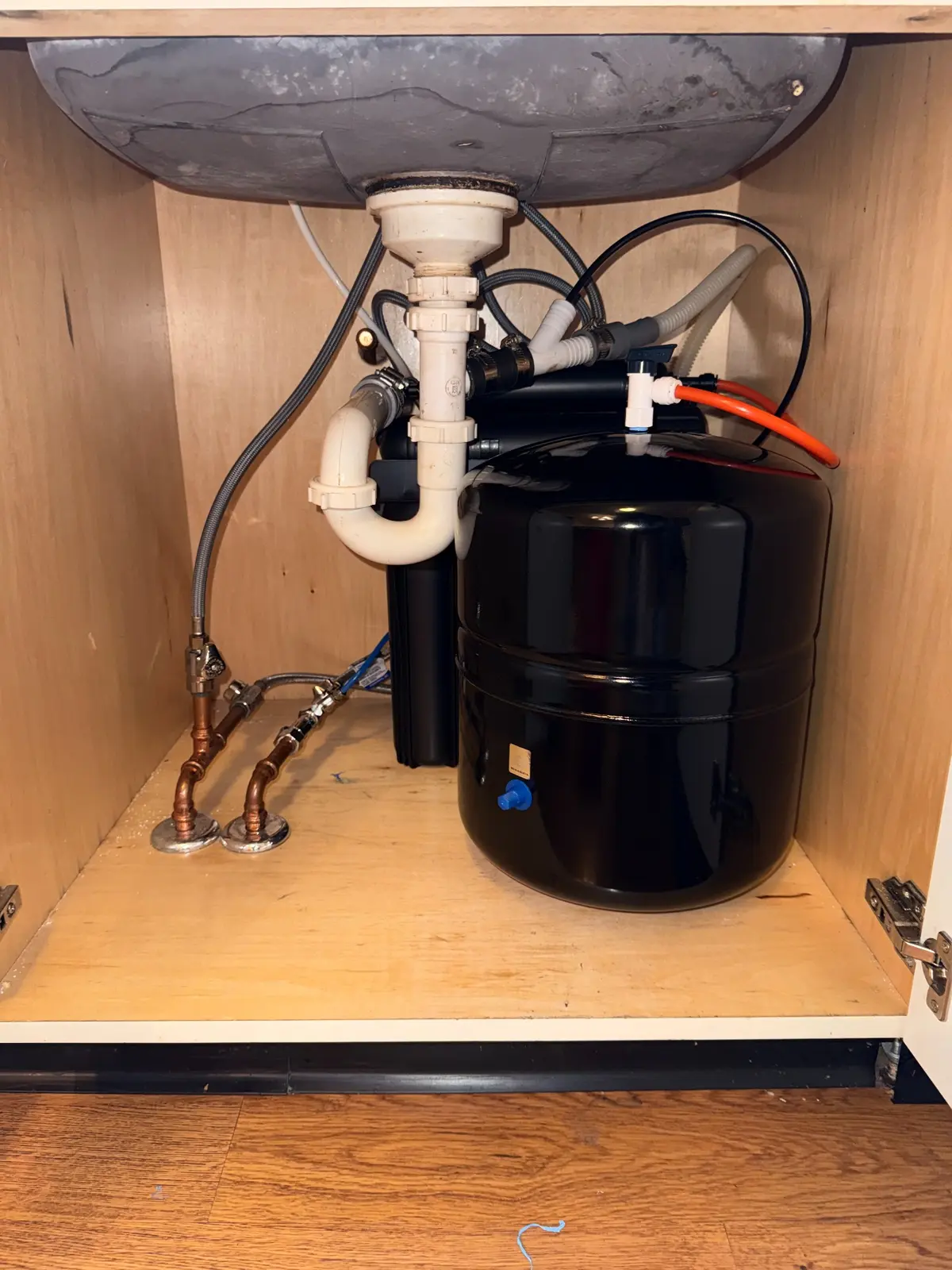 Under-sink reverse osmosis tank and filter system